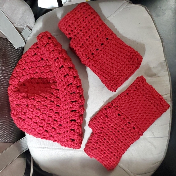 Knited Hat/Gloves - Picture 4 of 5